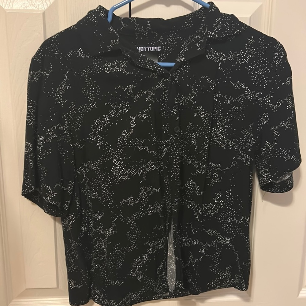 Hot Topic women’s button up shirt